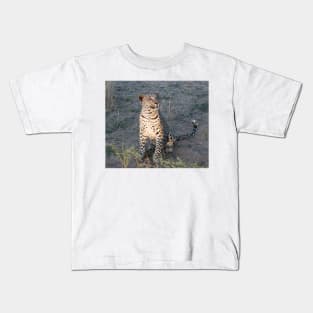 Watchful leopard cub Kids T-Shirt